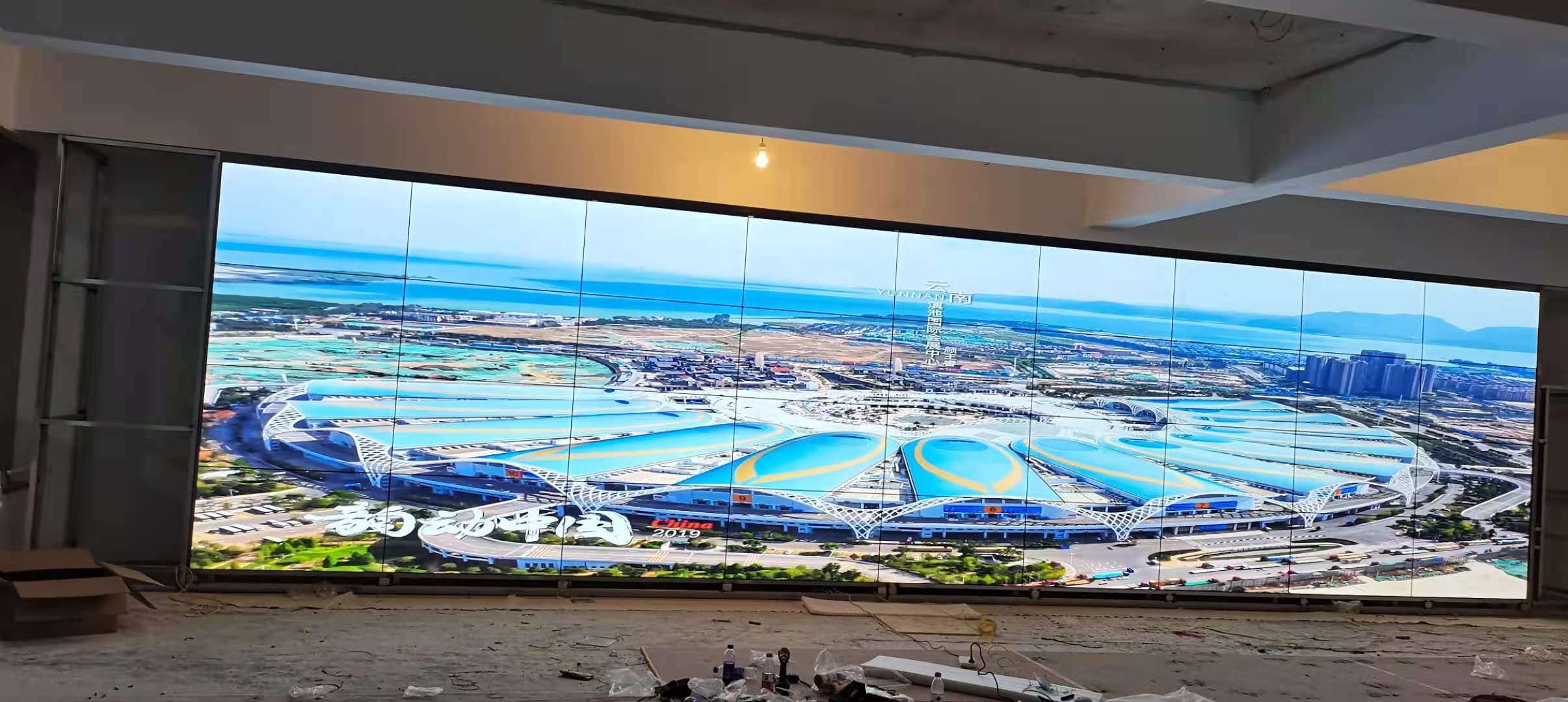 不同氣候條件（如高溫、高濕度、沙塵）下，戶外LED顯示屏的維護(hù)策略有何差異？