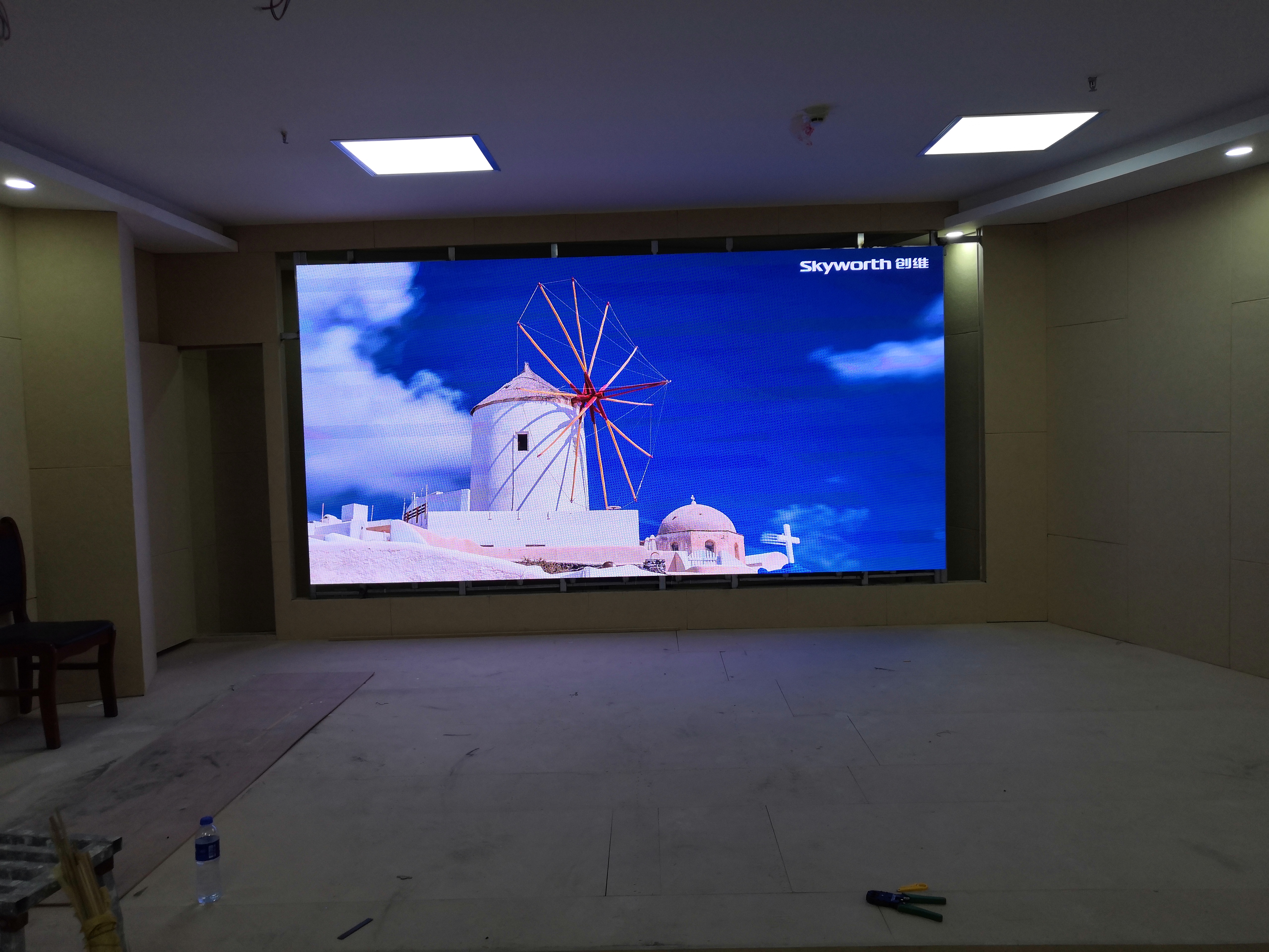 室內(nèi)全彩P2.5LED顯示屏-焊接壁掛支架-青?；疖囌?/>
            </p>
                        <p style=