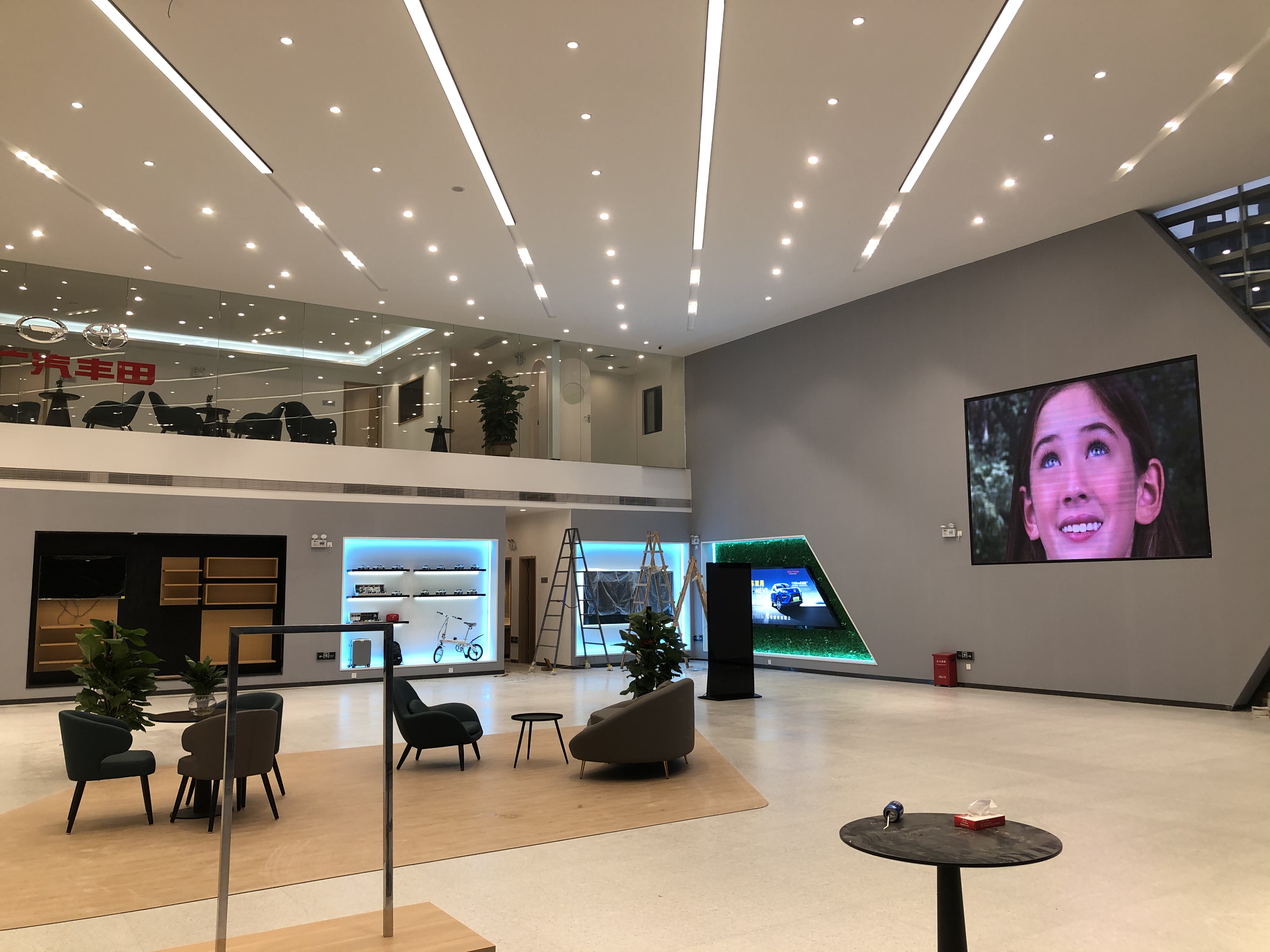 店員瘋狂發(fā)傳單，顧客卻頭也不抬？LED廣告機(jī)‘強(qiáng)制吸睛’的5個(gè)心機(jī)設(shè)計(jì)”