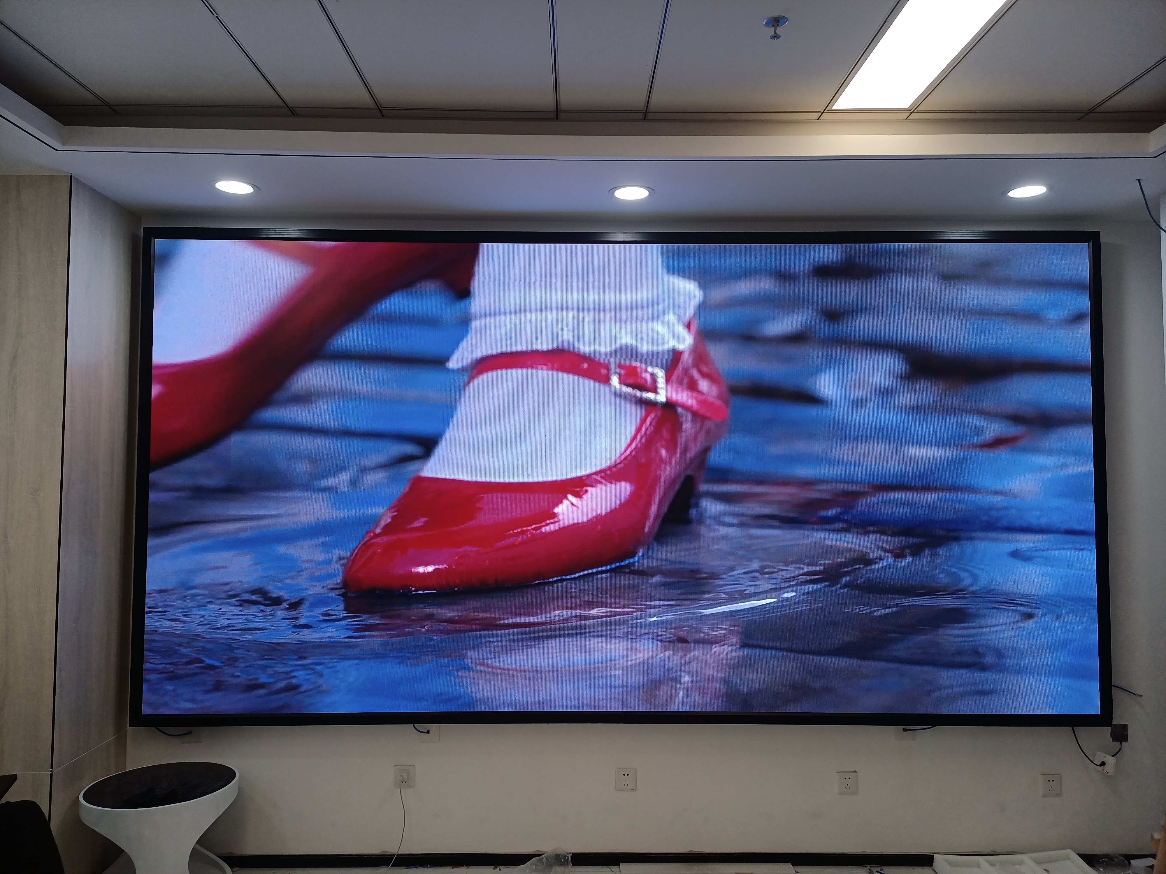 在交通誘導(dǎo)屏、商業(yè)廣告屏、體育賽事屏等場景中，戶外LED顯示屏的設(shè)計要點(diǎn)有何不同？