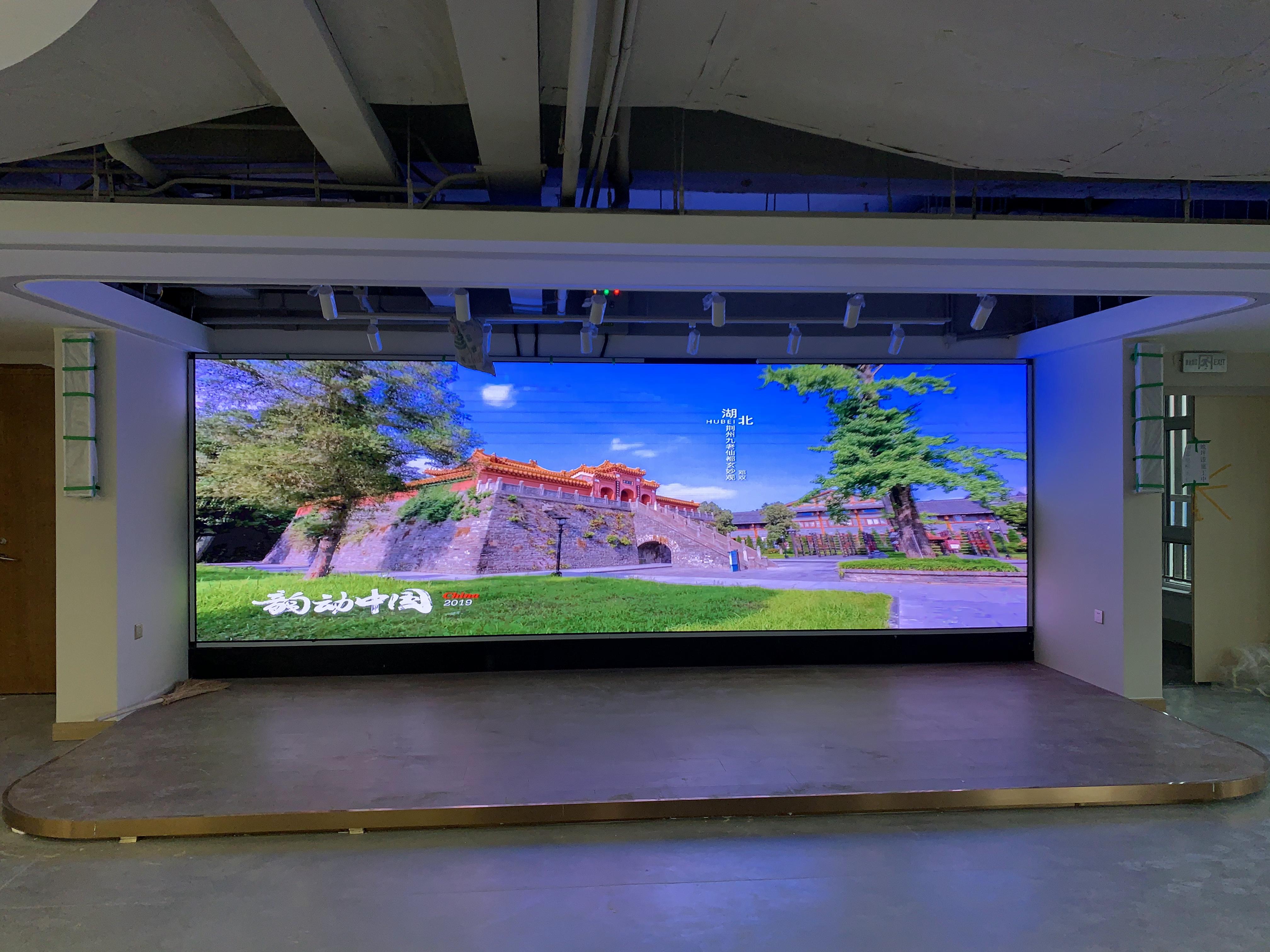 如何通過(guò)技術(shù)手段提升戶外LED顯示屏在強(qiáng)光下的對(duì)比度和可視性？