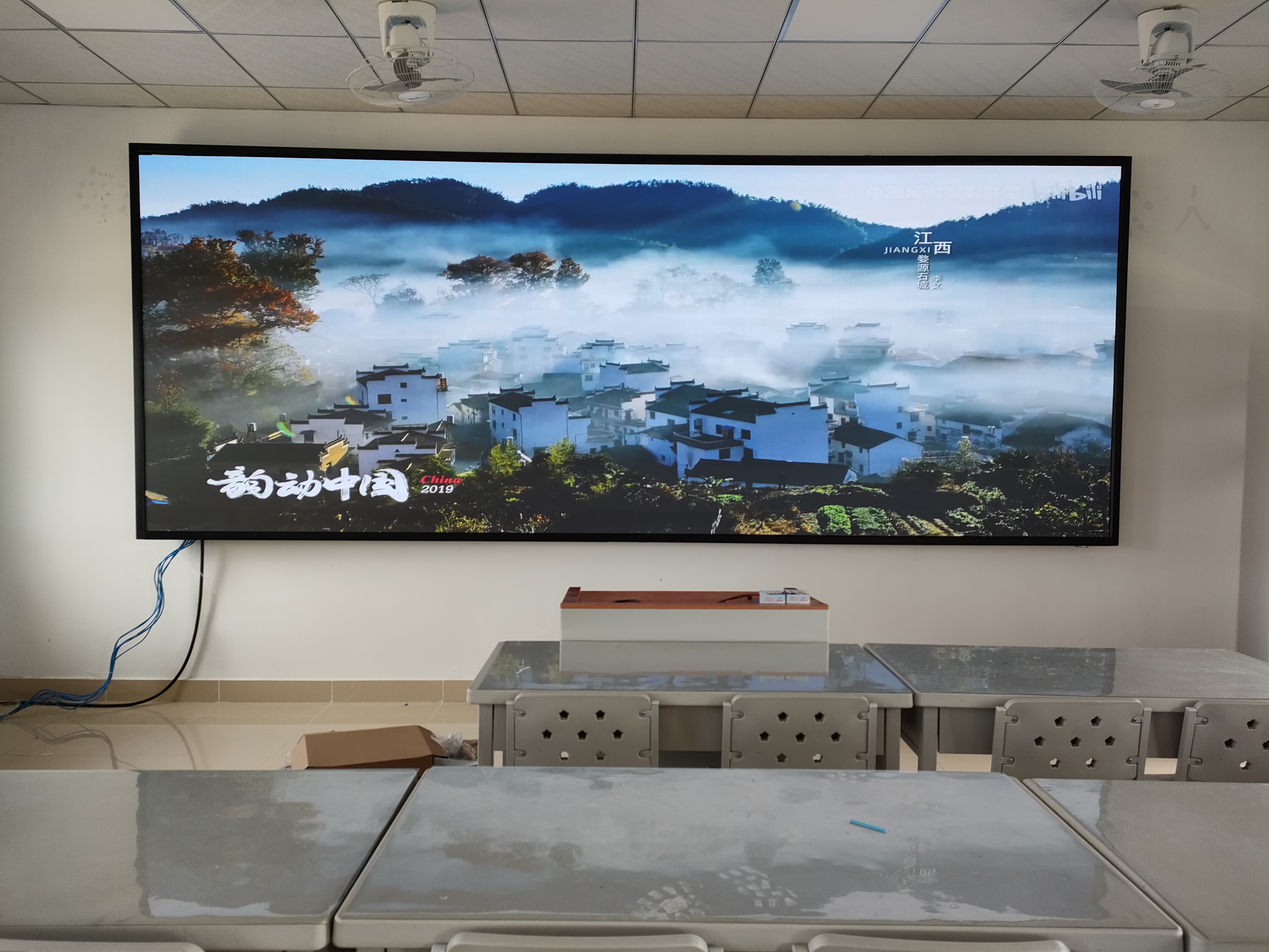 安裝戶外LED大屏?xí)r，怎樣設(shè)計(jì)結(jié)構(gòu)才能既保證穩(wěn)定性又降低風(fēng)阻？