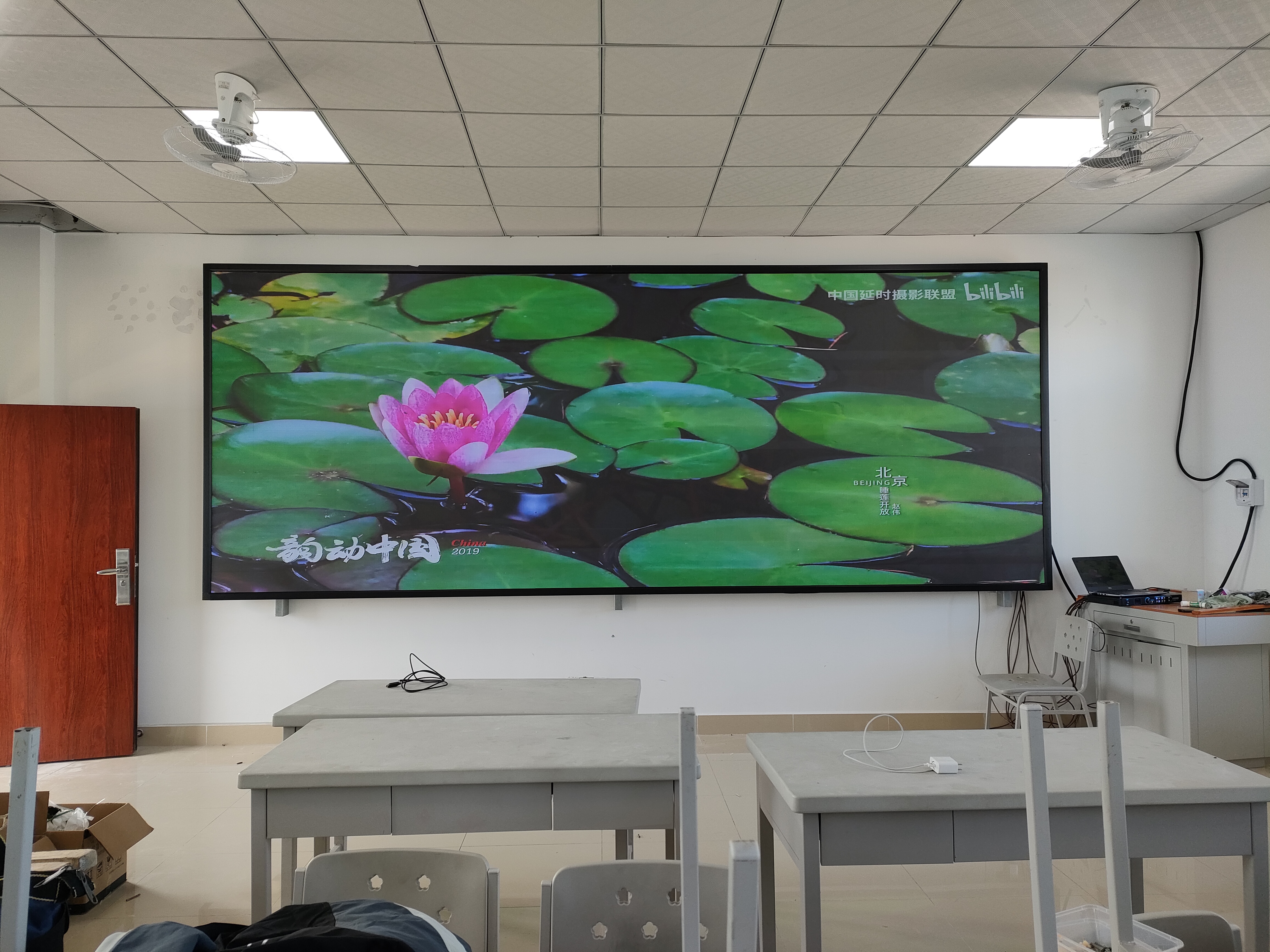 戶外屏長(zhǎng)期暴露在陽(yáng)光下，怎樣防止外殼老化和屏幕褪色？